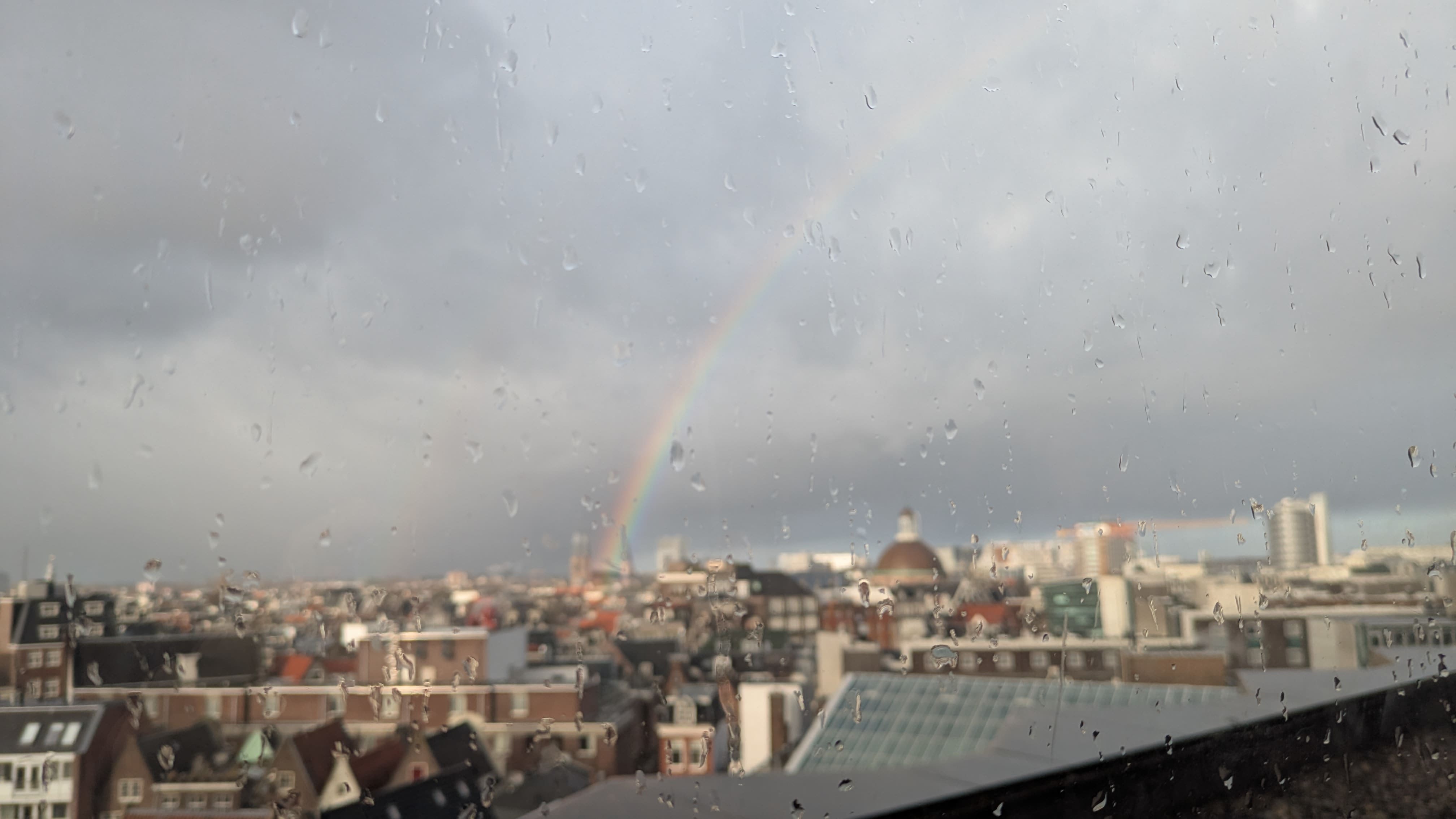 Vista de Ámstedam con arcoiris